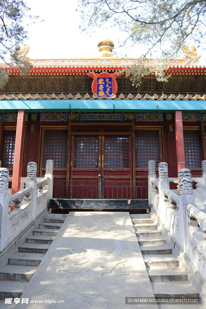 中式古建筑庙宇入口
