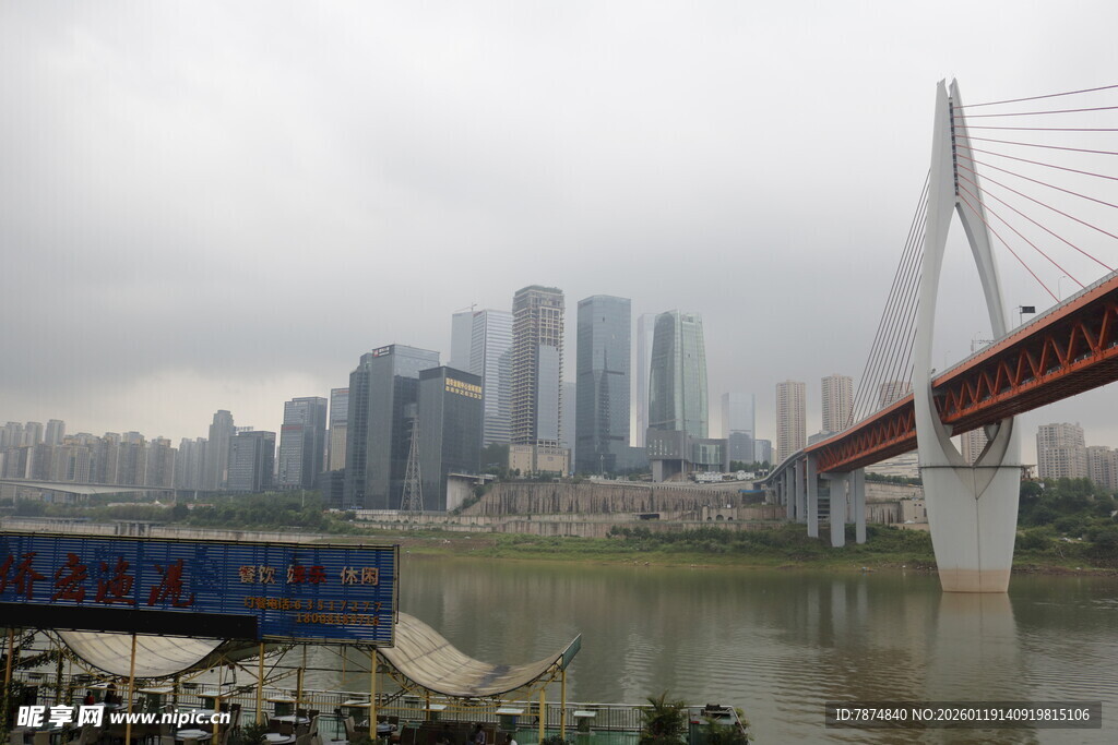 重庆江边桥梁与城市景观