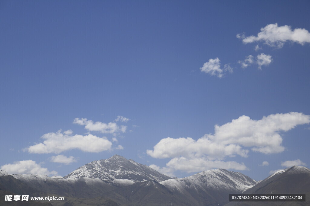 蓝天白云下的壮丽山脉
