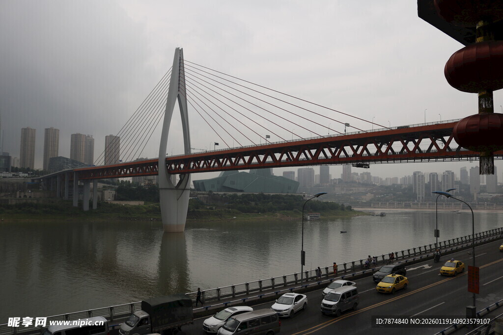 雾中跨江大桥景观