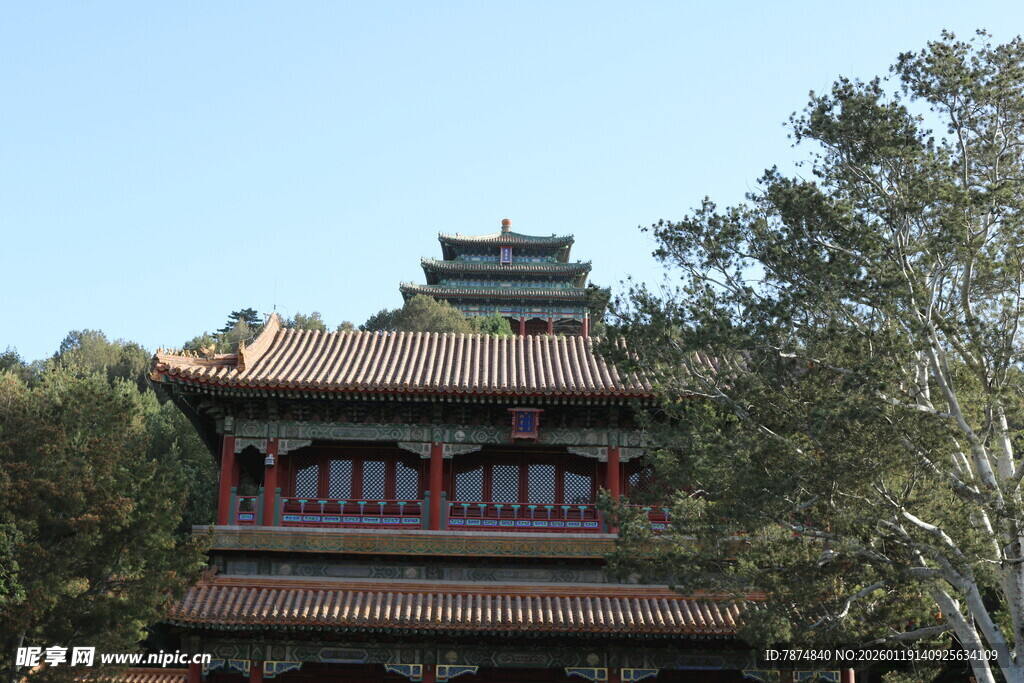 中式古建筑掩映于绿树间