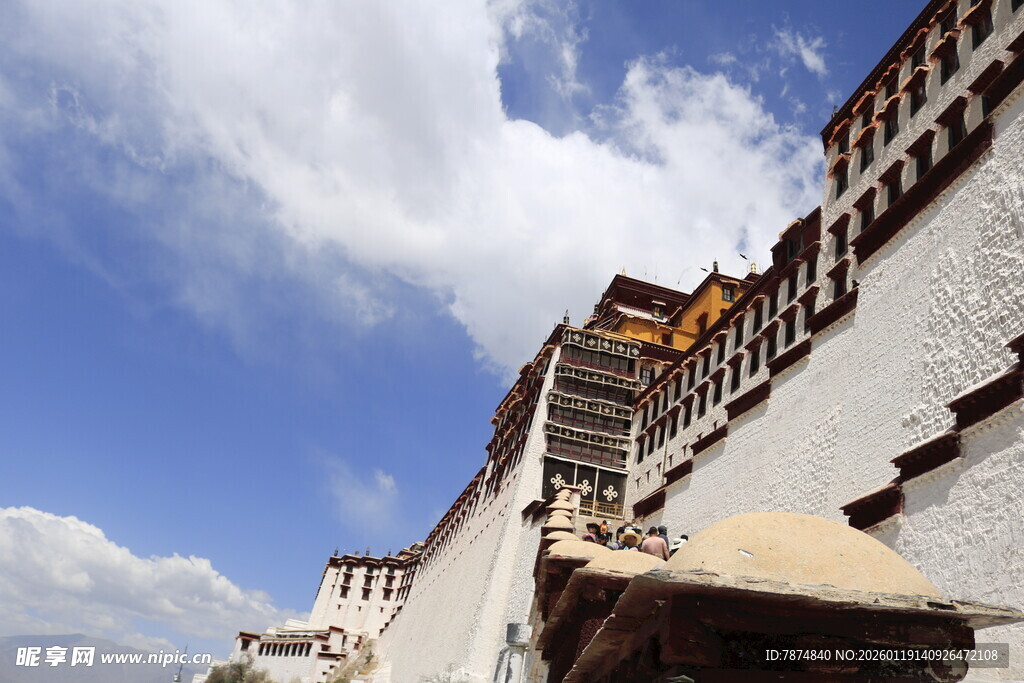 布达拉宫蓝天白云下的一角