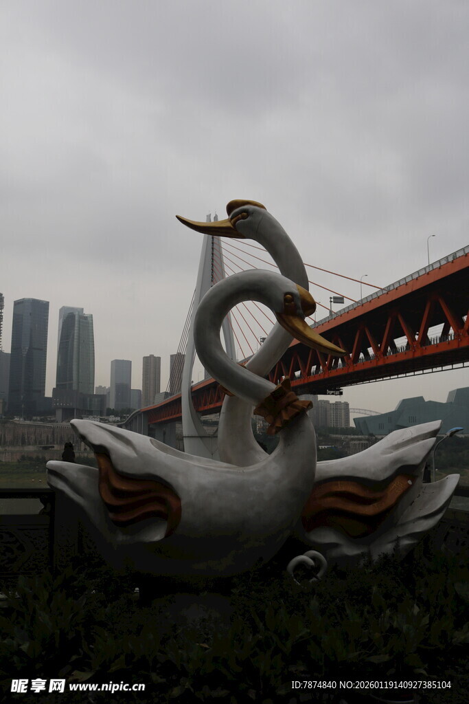 江边双天鹅雕塑景观