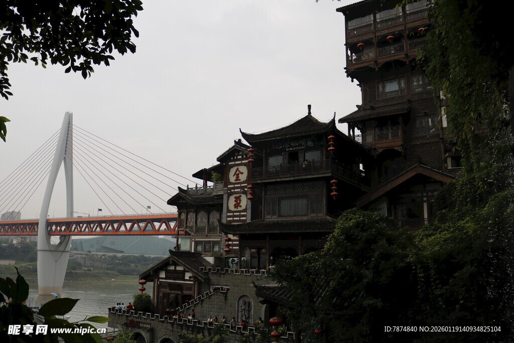 江边古建与现代桥梁景观