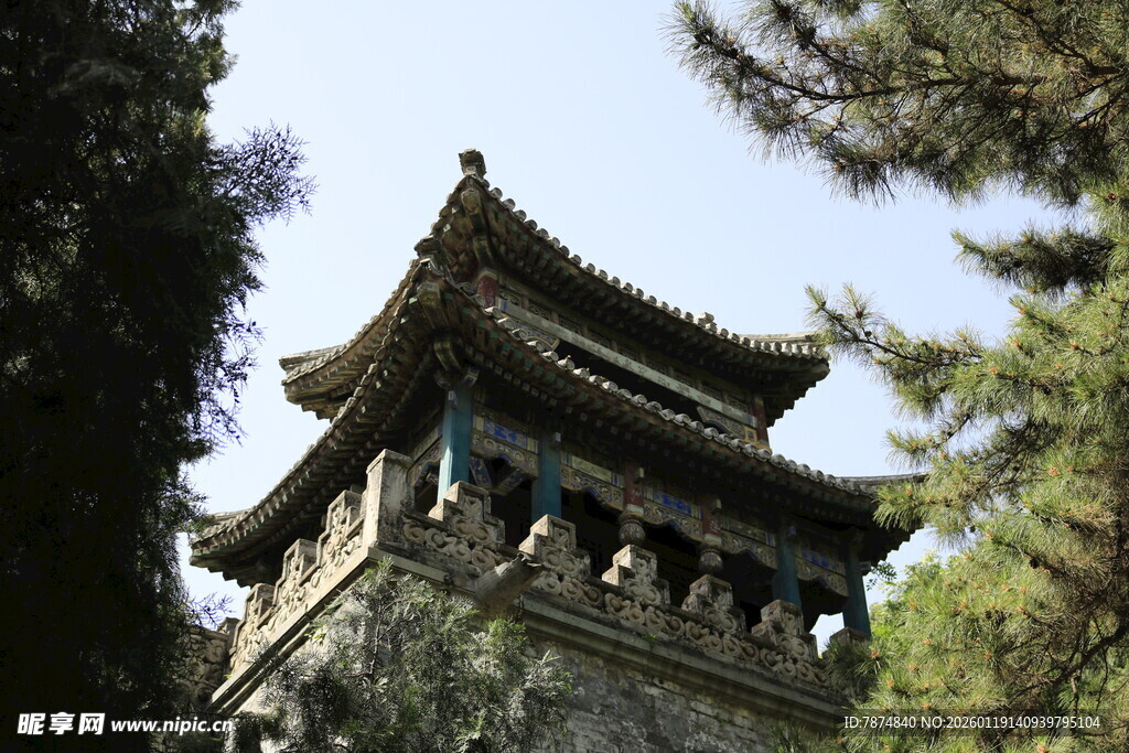 古亭掩映于绿树间