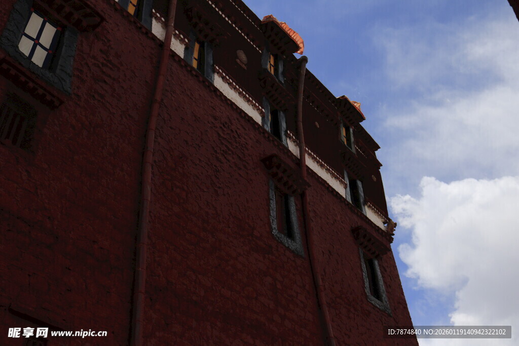红墙建筑与蓝天白云