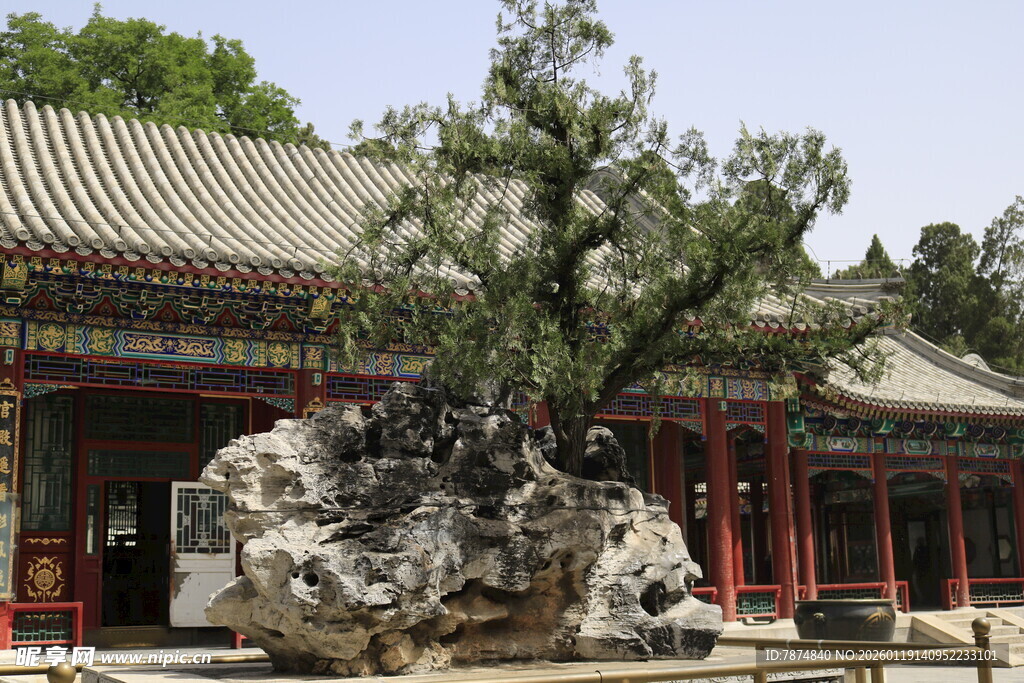 中式庭院中的奇石与古建筑