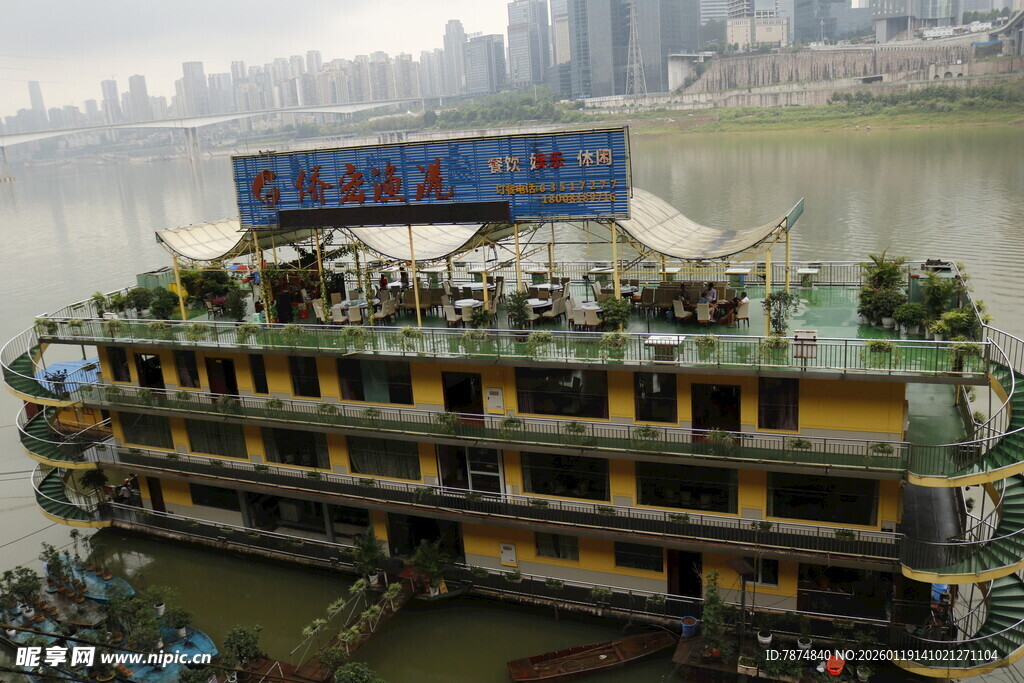 江上华丽多层观光游船