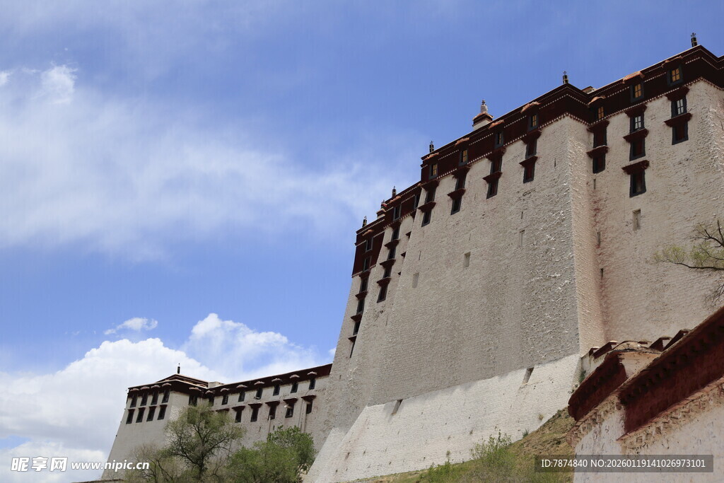 雄伟布达拉宫 蓝天白云下