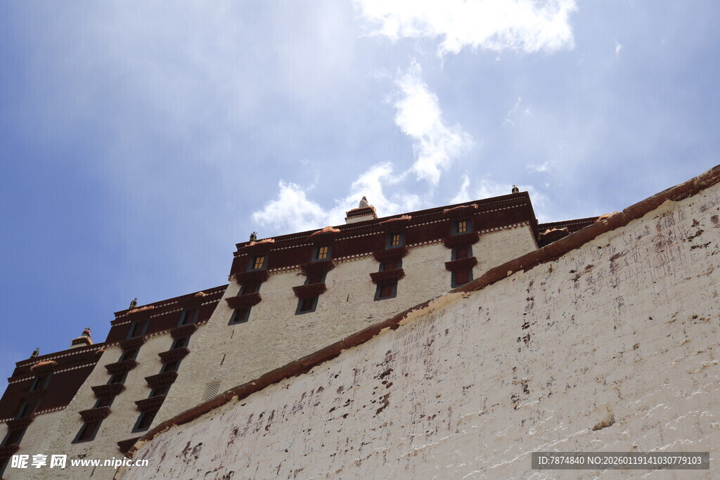 藏式建筑屋顶与蓝天白云