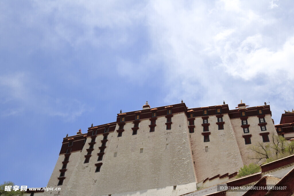 雄伟布达拉宫蓝天白云下