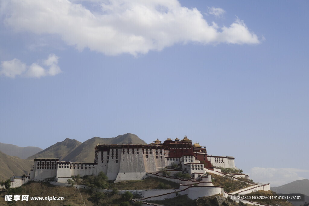 雄伟布达拉宫屹立山间