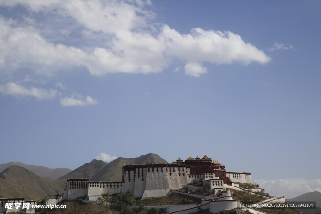 藏式建筑立于蓝天白云下