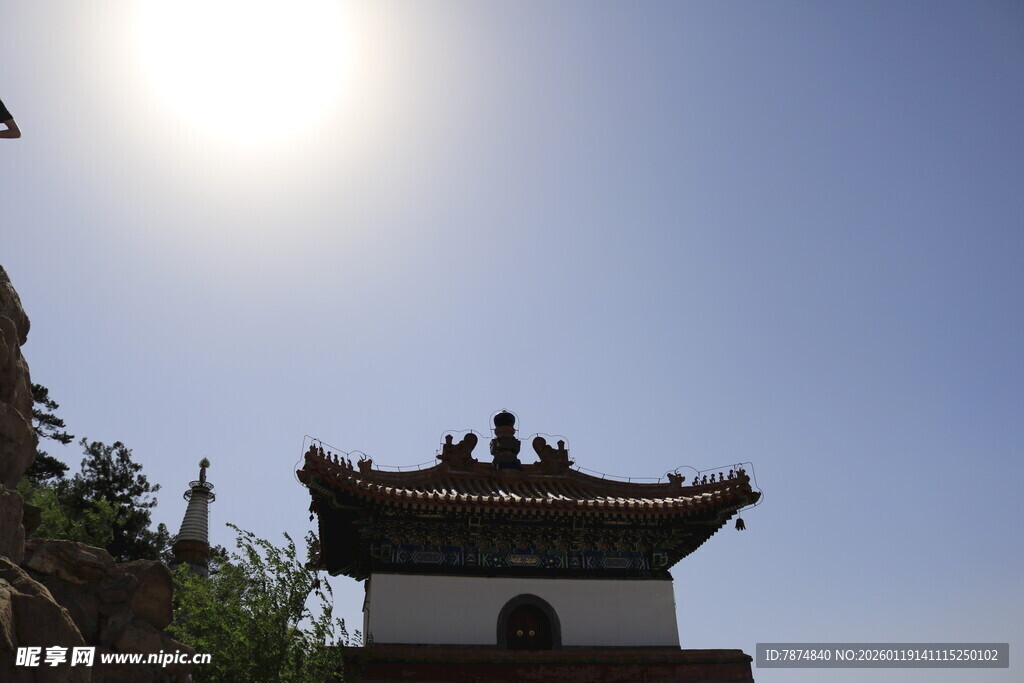 阳光下的中式古建筑