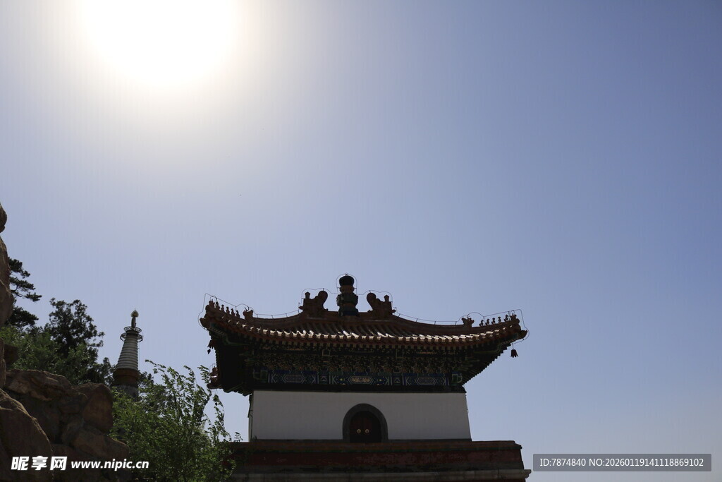 阳光下的中式古建筑