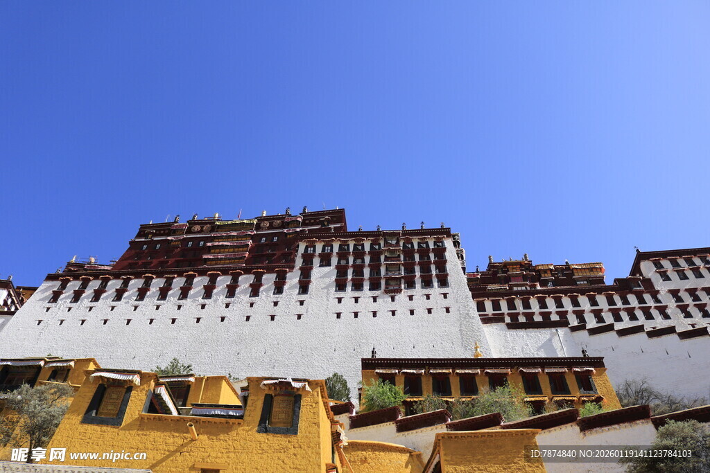 雄伟布达拉宫 蓝天映衬