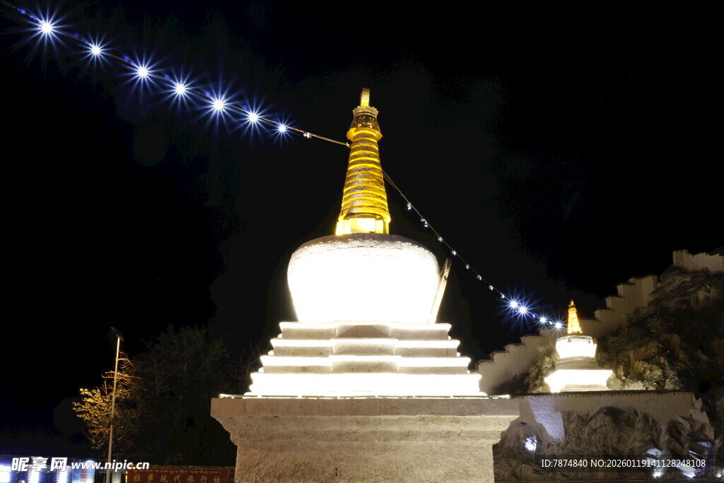 夜晚中的白塔景观