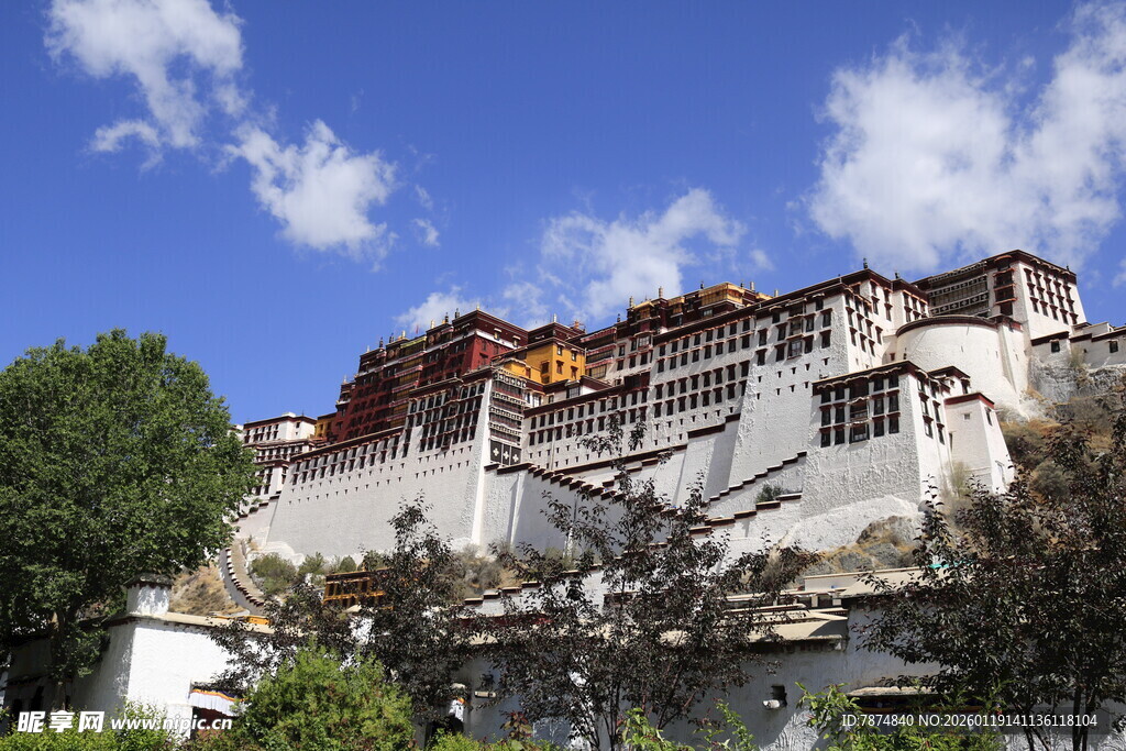 雄伟布达拉宫蓝天白云下
