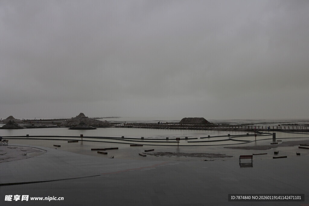 阴天的空旷场地景象