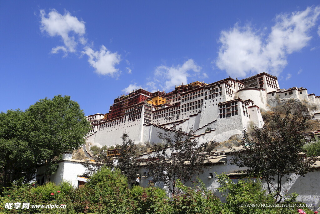 布达拉宫 蓝天白云下的壮丽建筑