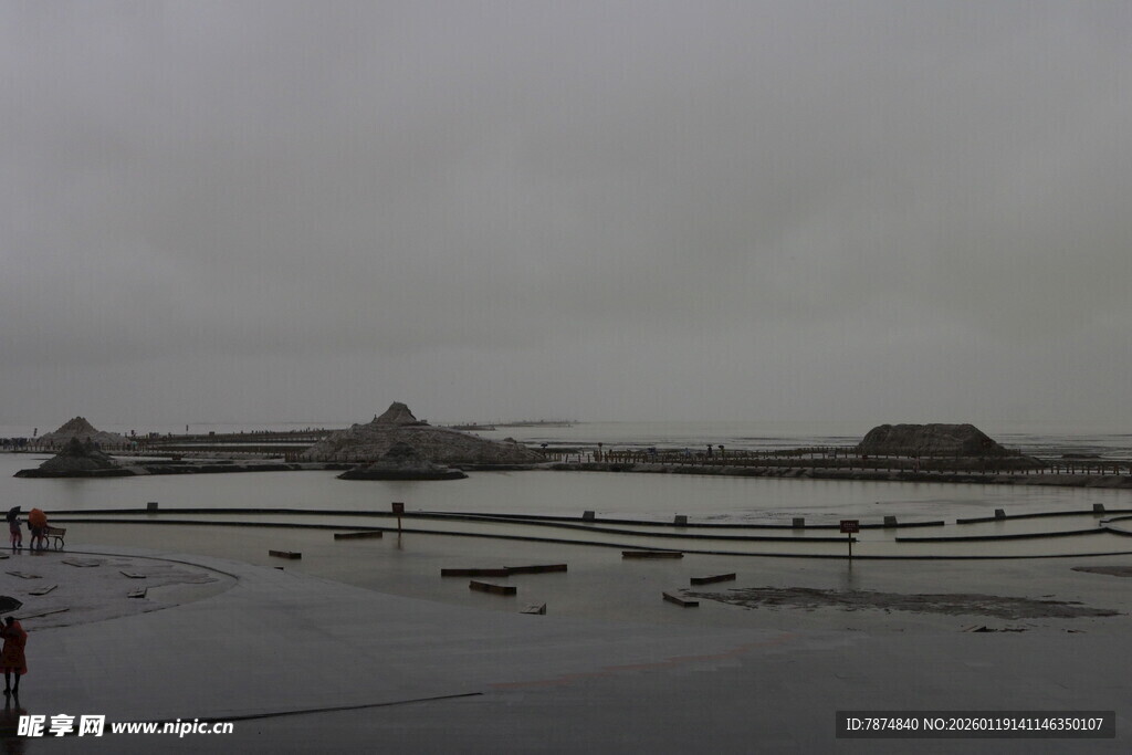 阴天的开阔广场景象