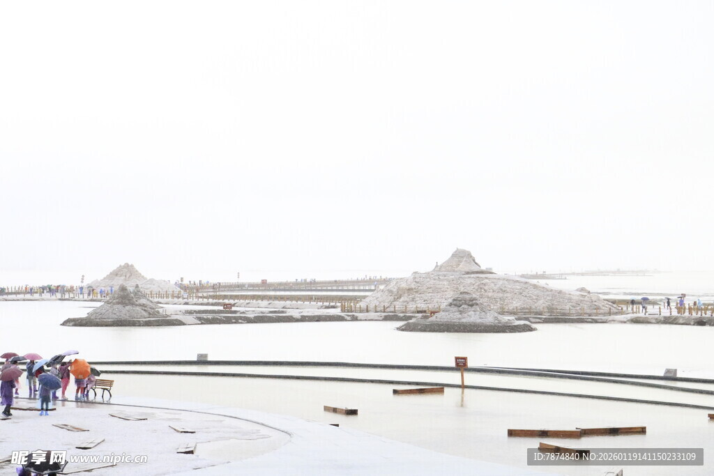 机场雪景中飞机与人群