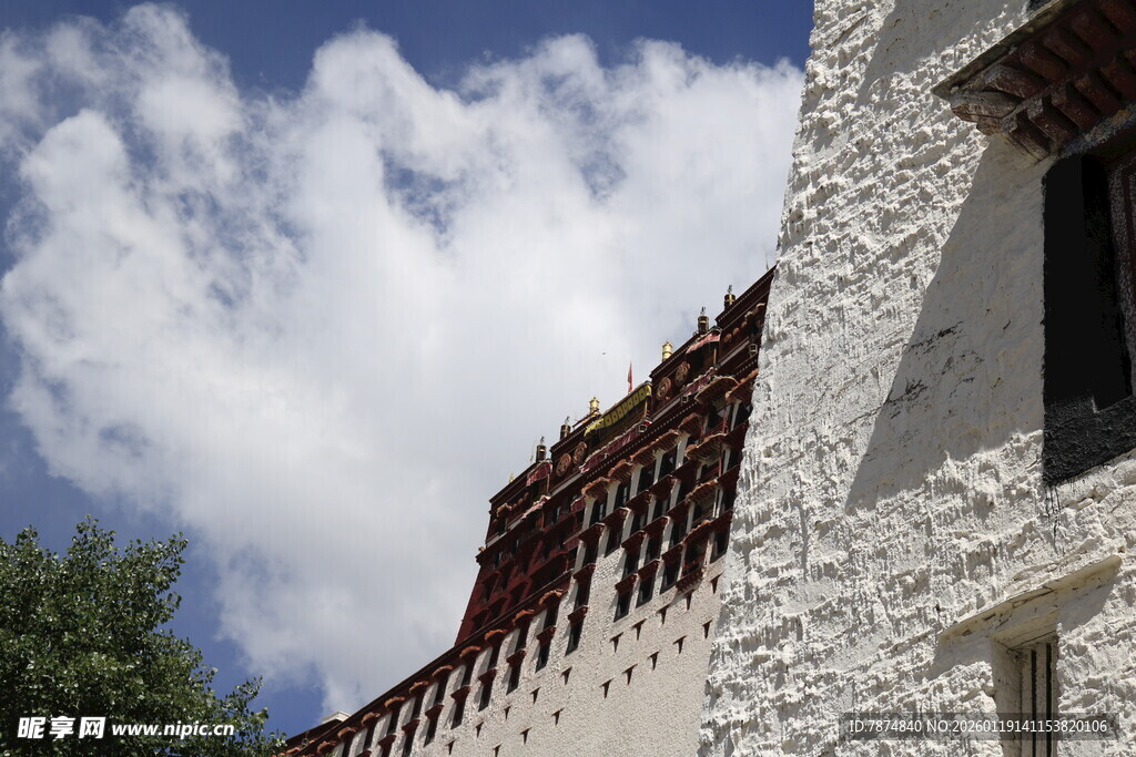 藏式建筑与蓝天白云