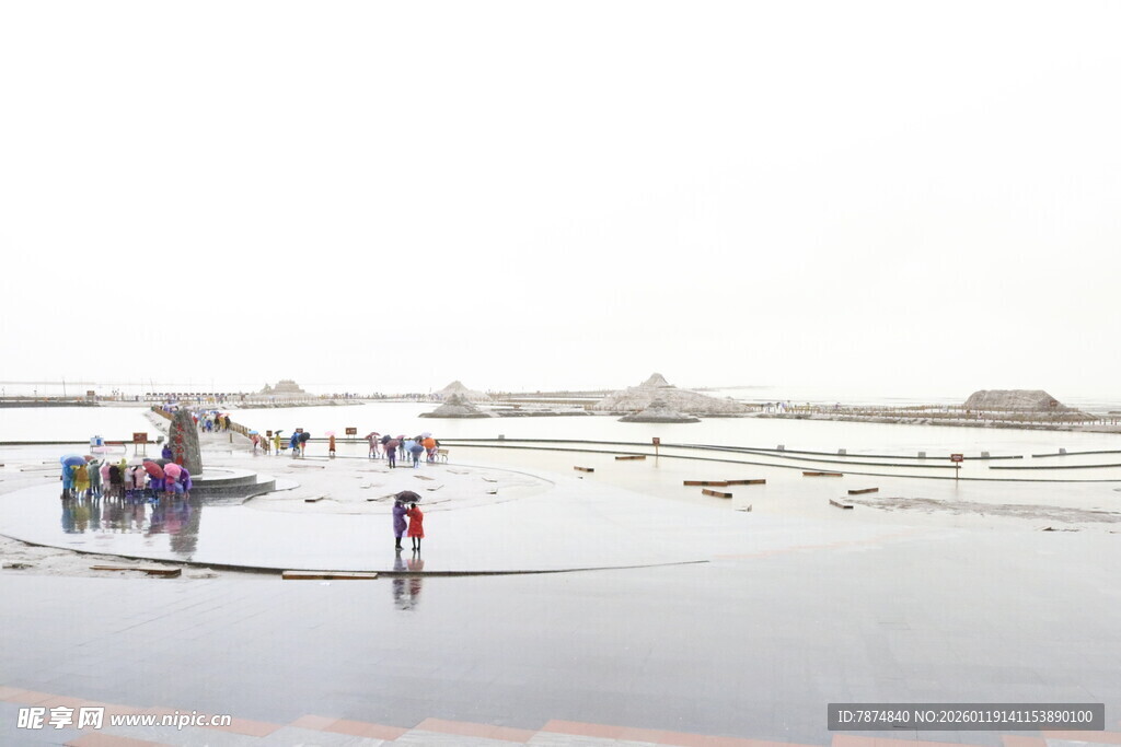 冬日河边人群活动景象