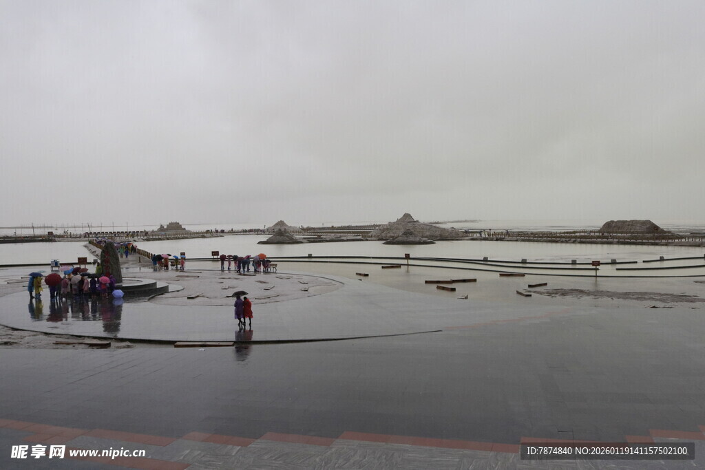 海边人群漫步于滩涂之上