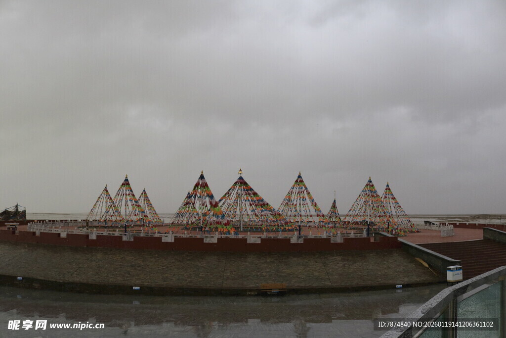 河畔独特尖顶建筑景观