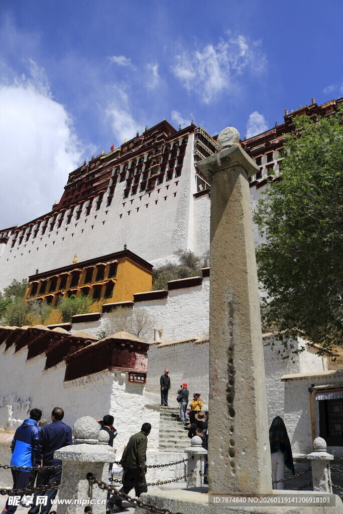 布达拉宫前的游客与石碑