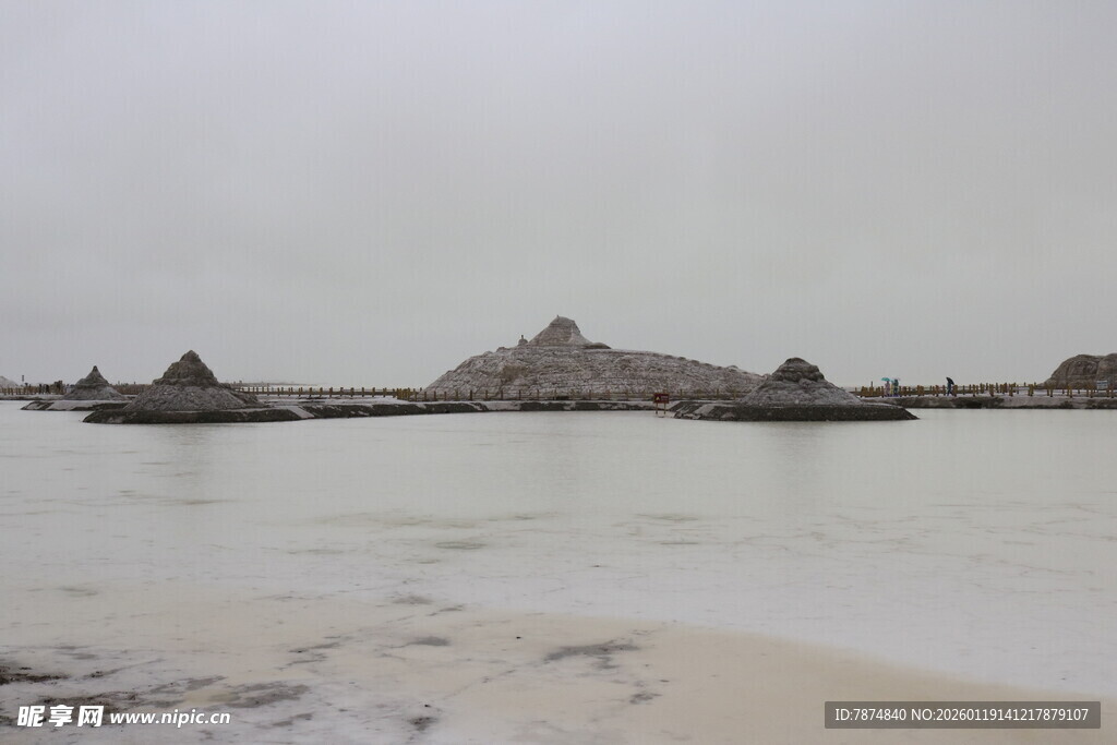 沙漠中的奇特岩石景观