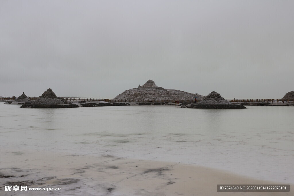 海边沙滩上的奇特石堆景观