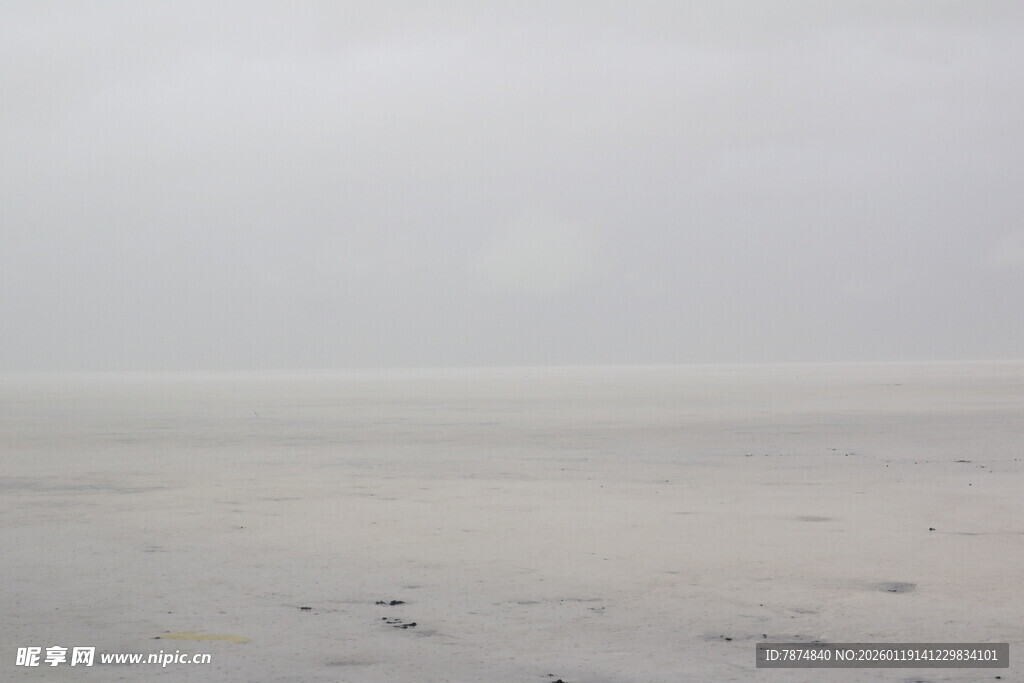 雾霭笼罩的空旷沙滩