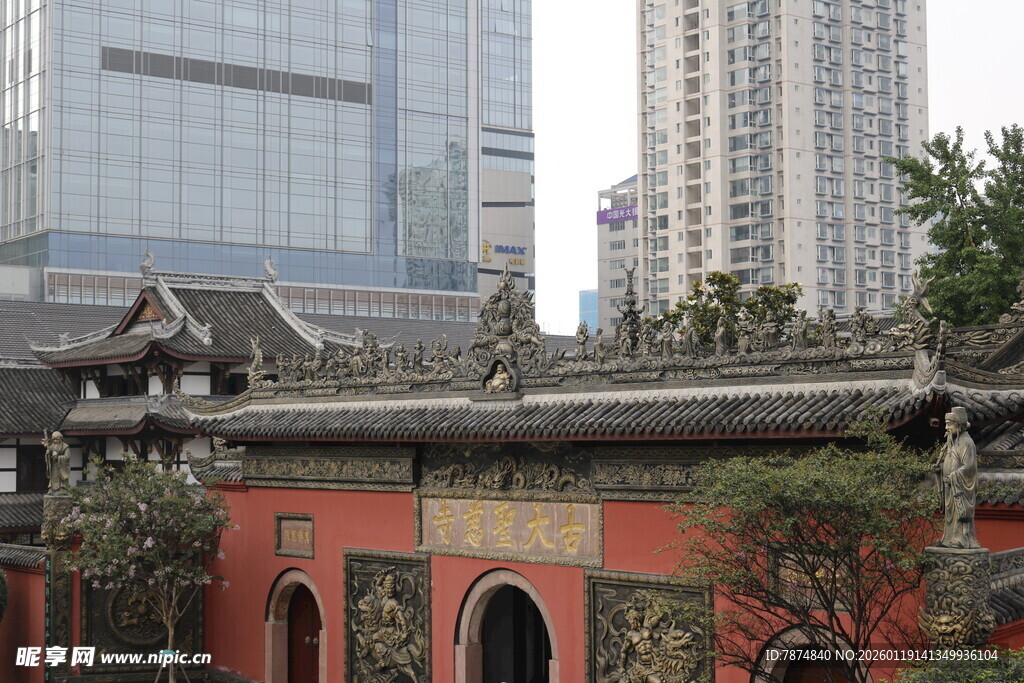 古建与现代高楼相映成趣