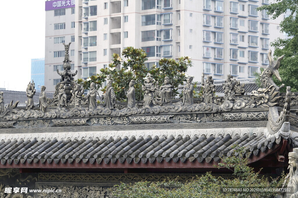 中式古建屋顶与现代高楼