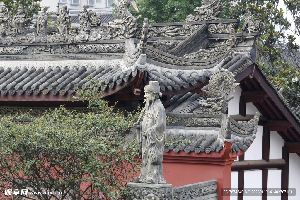 中式古建筑旁的精美雕像