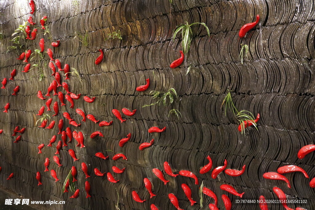 红辣椒悬挂于古朴墙前