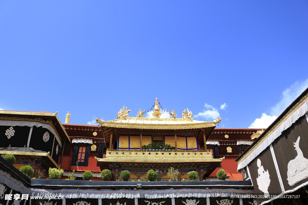 藏式建筑屋顶的华丽景致