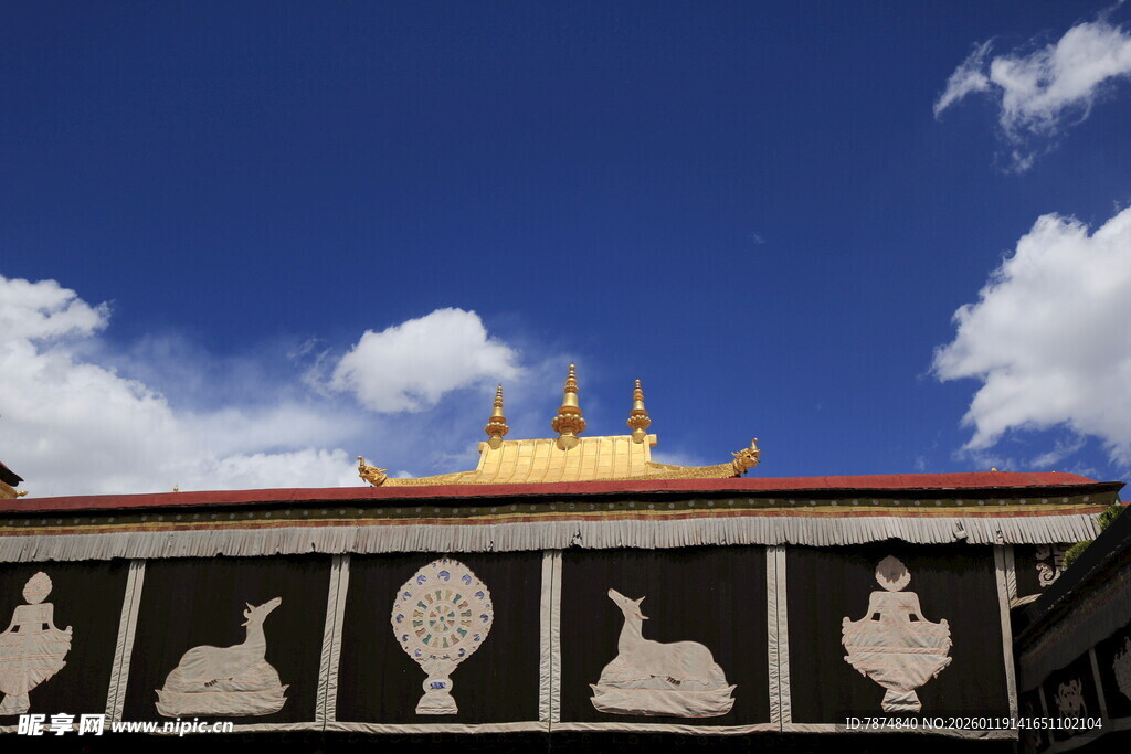 藏式建筑屋顶与蓝天白云