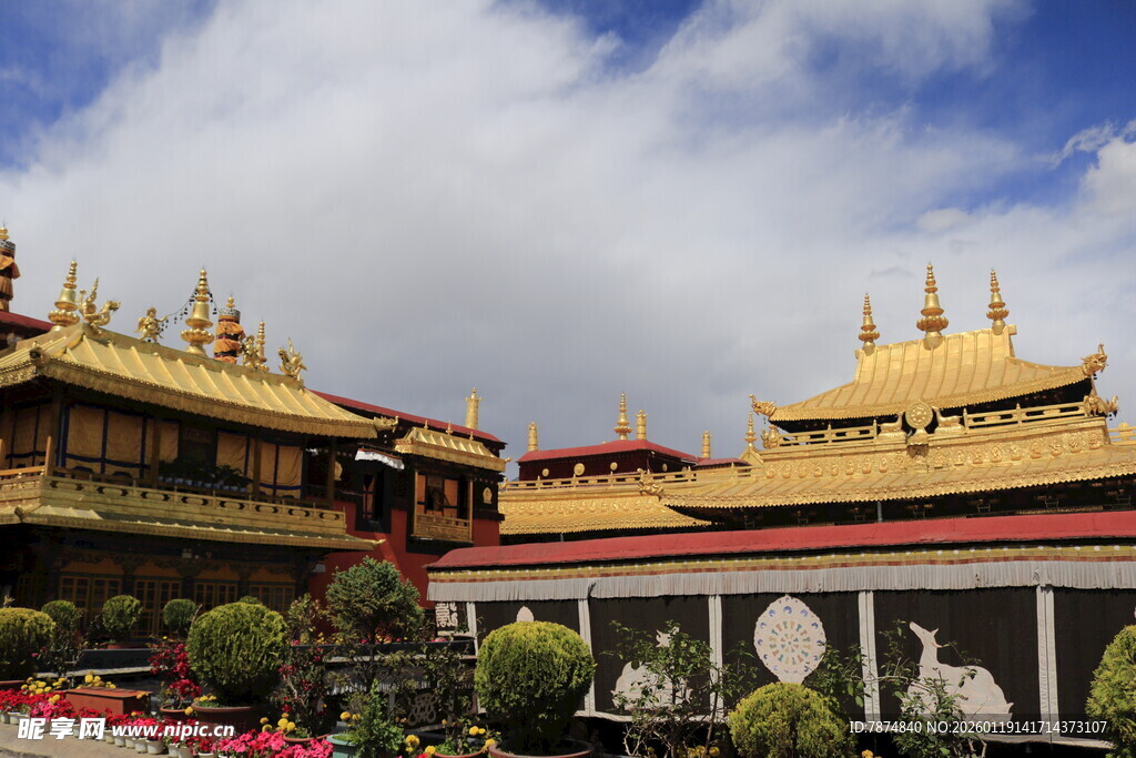 藏式金顶寺庙建筑景观