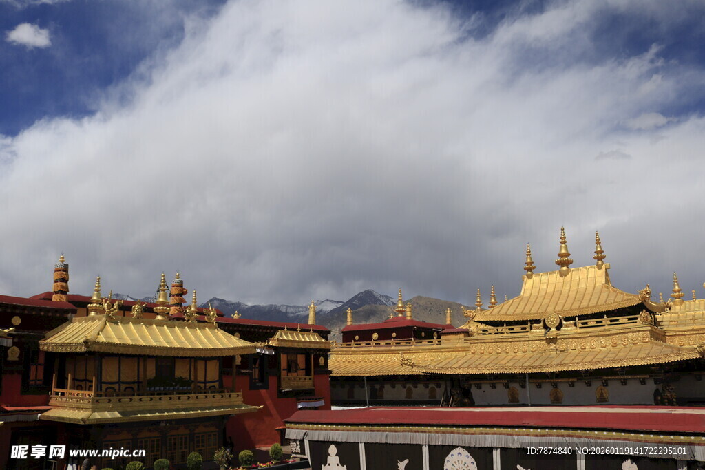 藏式金顶寺庙建筑景观