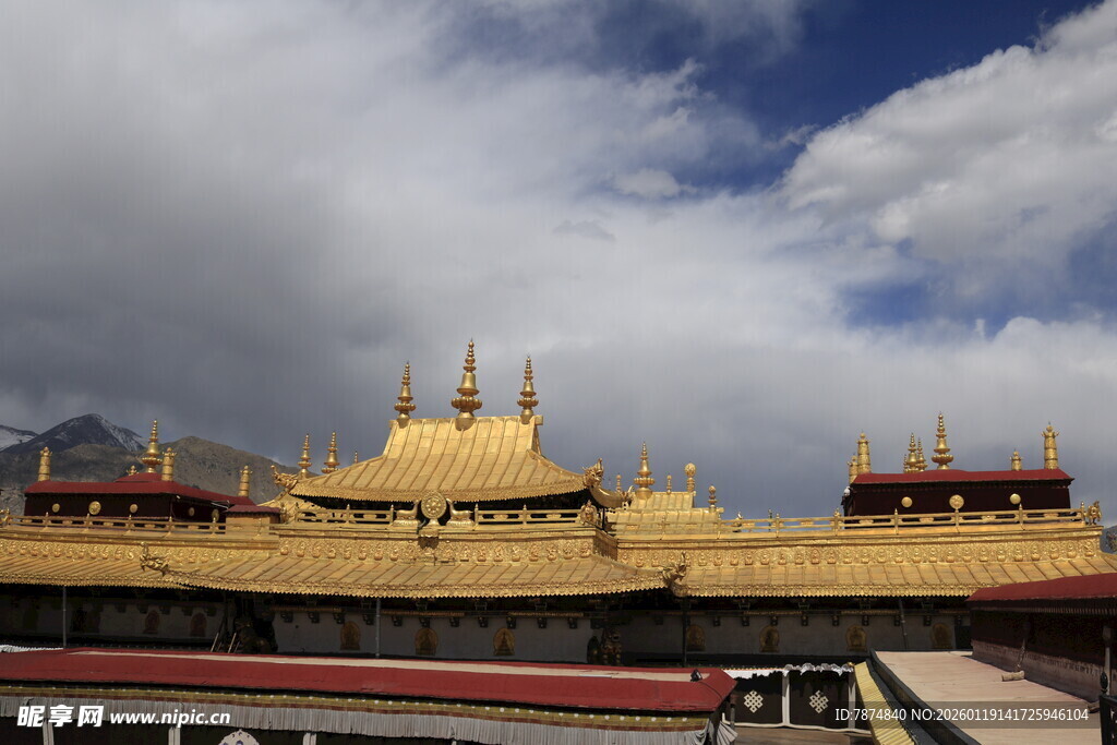 拉萨宏伟金顶寺庙建筑