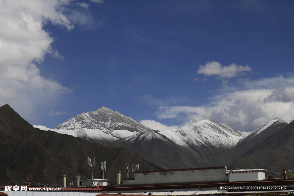 雪山下的壮丽风景