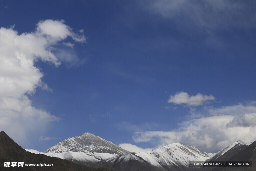 蓝天白云下的雪山美景