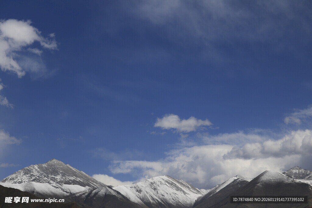 蓝天白云下的壮丽雪山