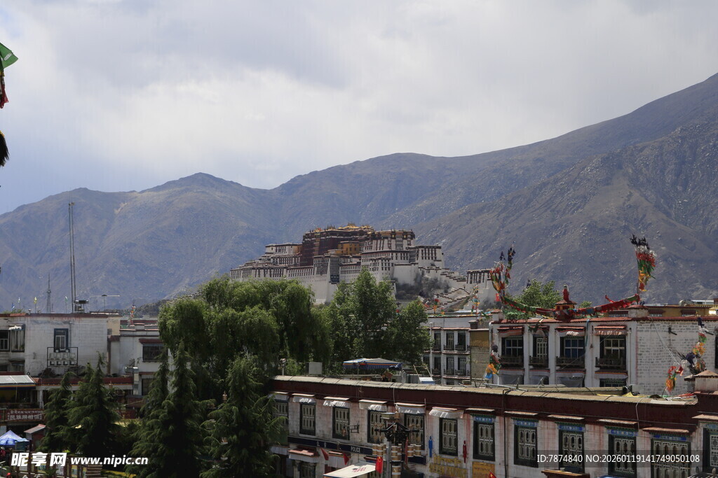 拉萨城市与远山风景