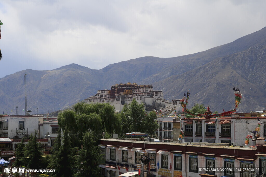 拉萨城市与远山风景