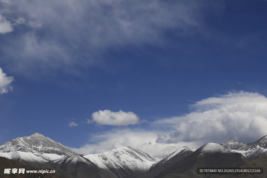 蓝天白云下的壮丽雪山