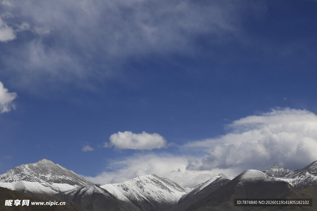 蓝天白云下的雪山美景